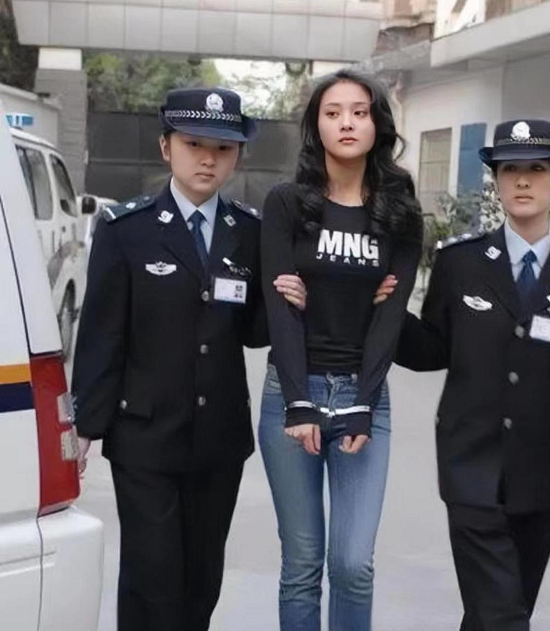 她叫毕丽梅,黑龙江美女,于2005年被送往刑场执行死刑时的情景