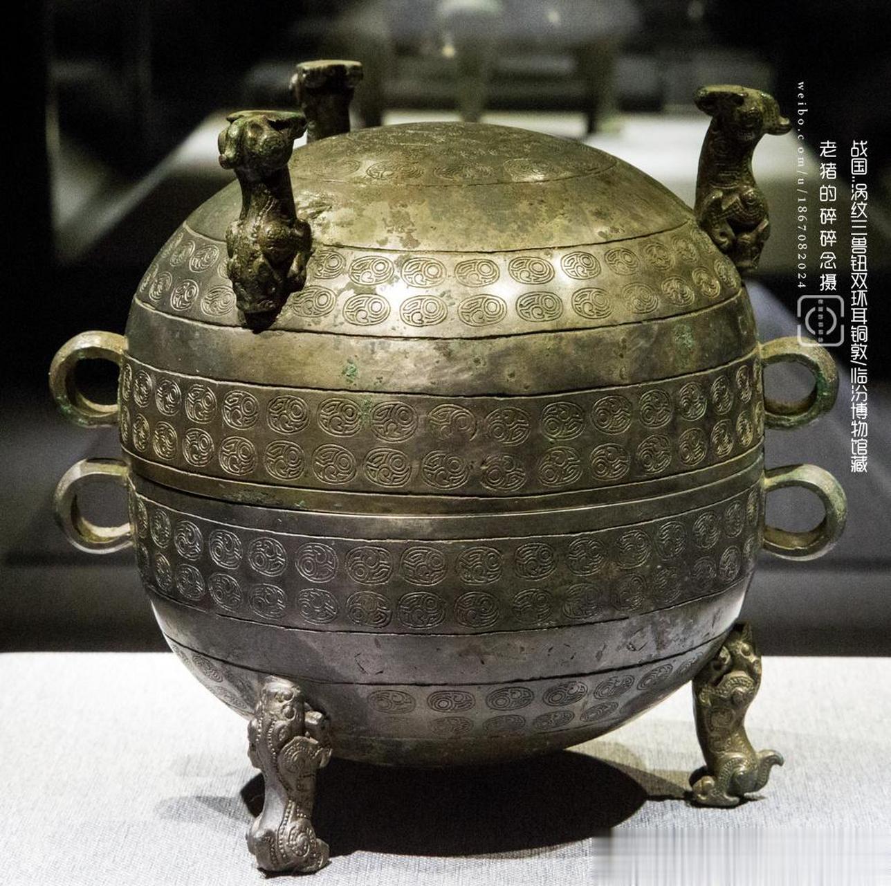 基本造型为圆腹,双环耳,三足或圈足,功用为盛食器和礼器.