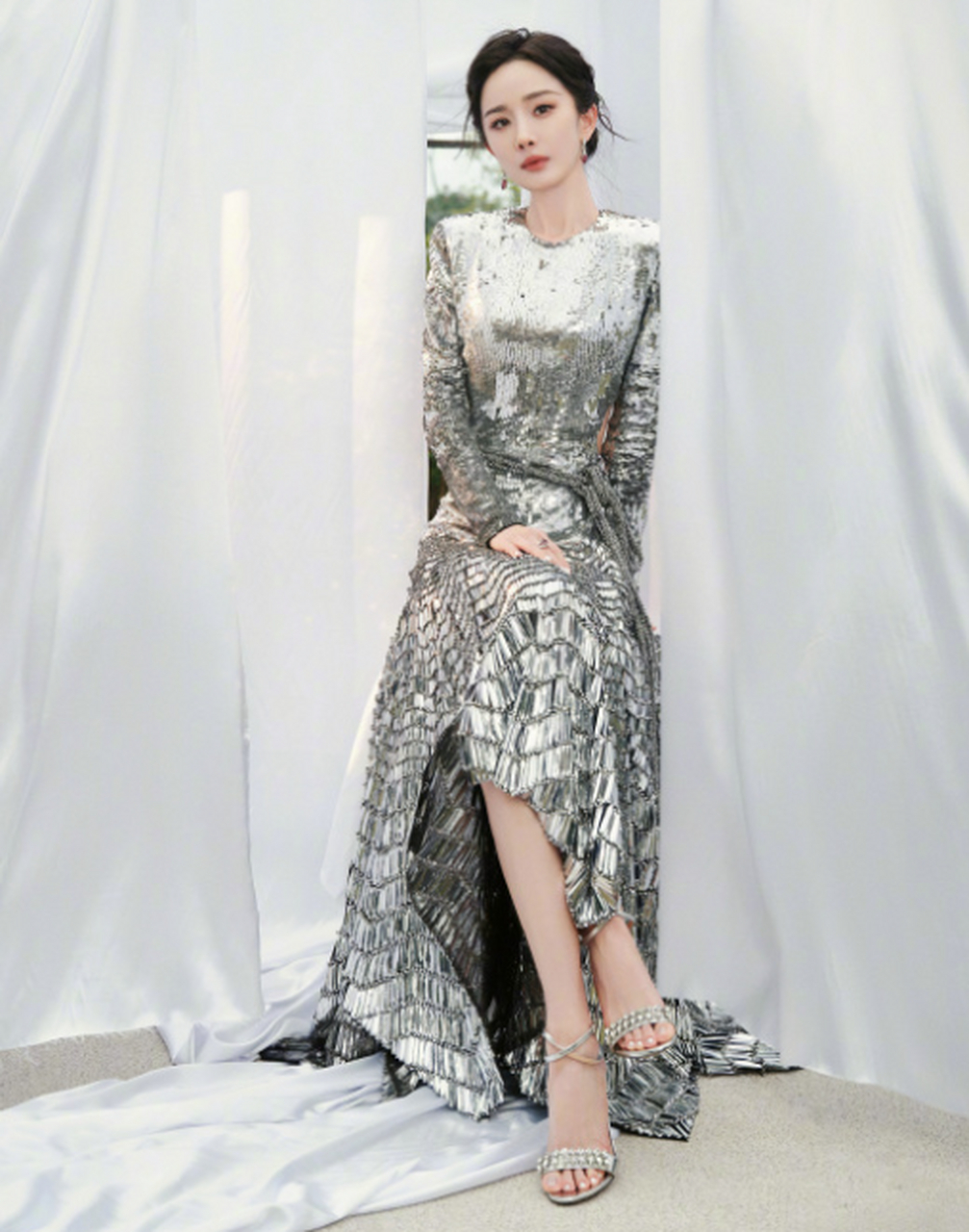 杨幂脚踩银色水钻交叉绑带高跟凉鞋,优雅与性感并存,时尚女王范儿十足