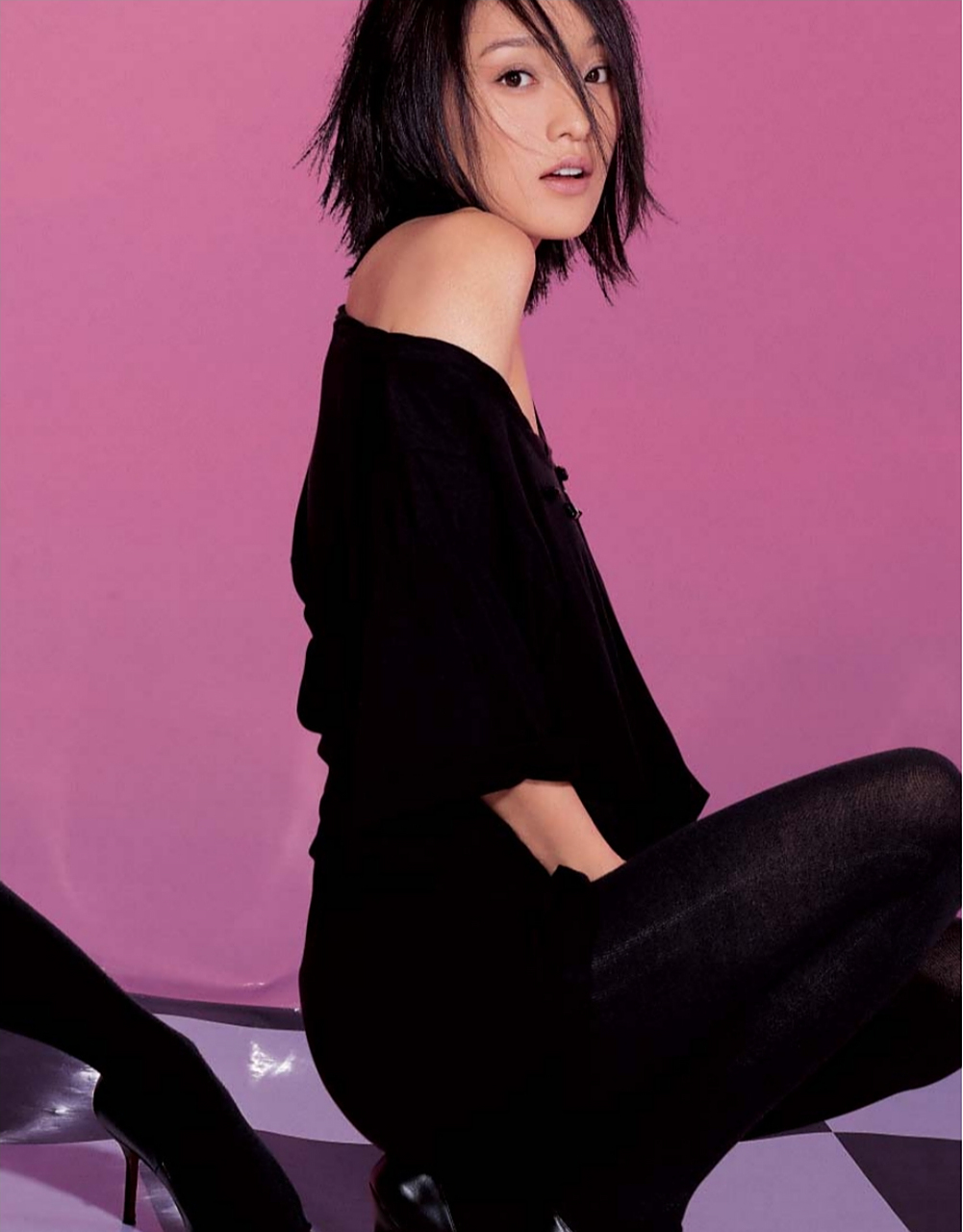 原来周迅也拍过男人装呢,2010年的她那会儿36岁,可是照片上看着和20几