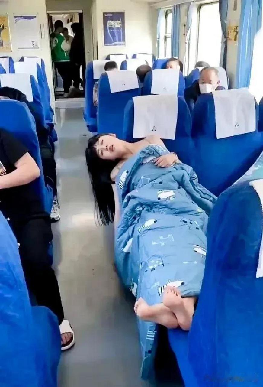 列车上,这睡姿销魂的!还好,这是在火车上,很多人看到了也不敢怎样!