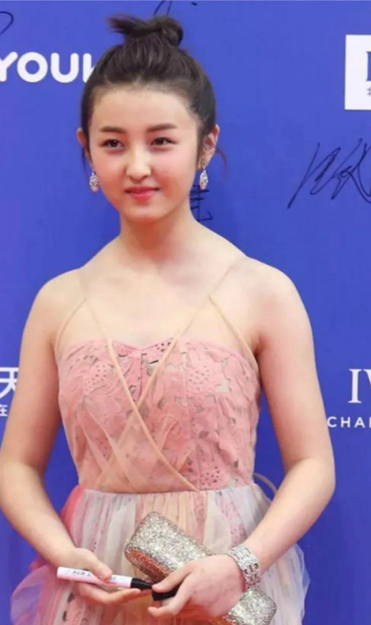 张子枫瘦好多! 妥妥天鹅颈,直角肩,衣品也上升不少.