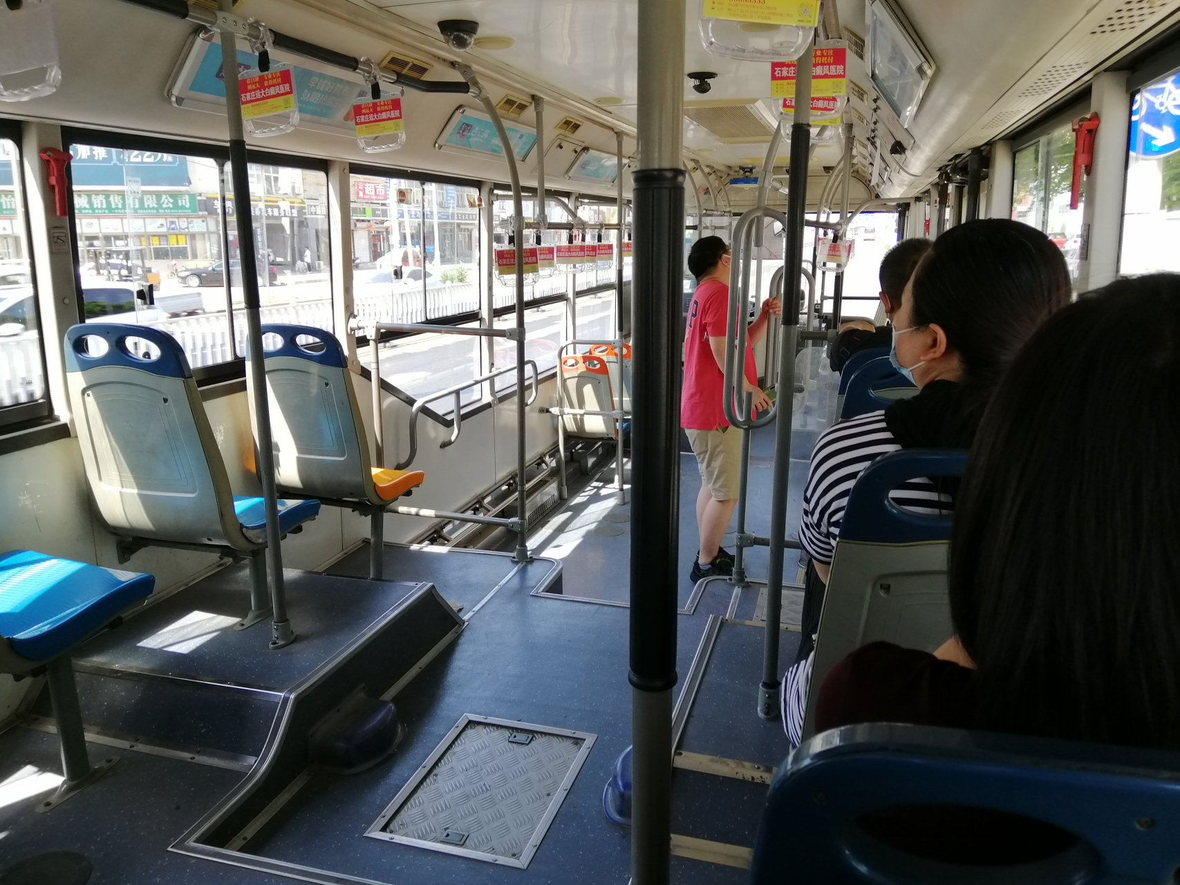 夏天来了,发现石家庄市民坐公交车,都是习惯性坐在远离阳光的那一边.