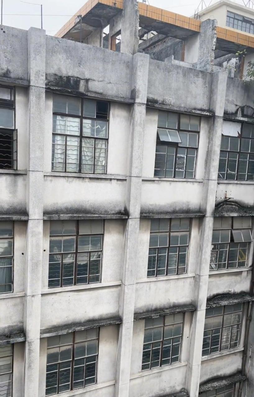 网友:说是90年代建的房子,现在都成危房了,我的房子还没还完房贷呢,不