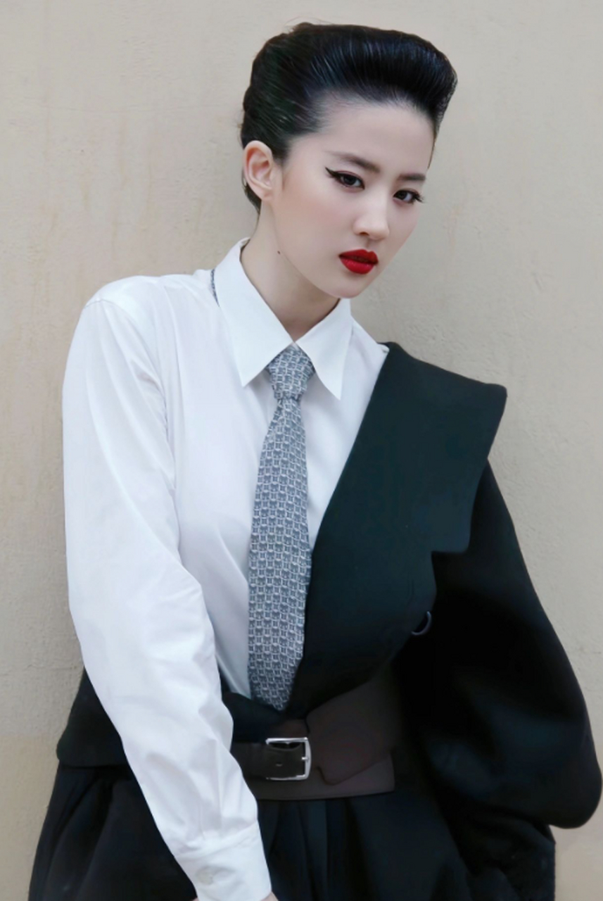 刘亦菲再次以完美发际线造型亮相,她的美丽仿佛无懈可击.