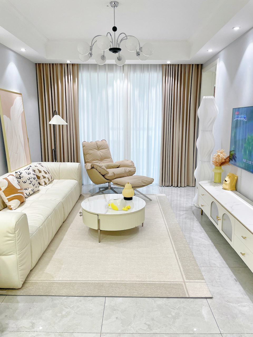 浅灰色乳胶漆和浅灰瓷砖 冷色系硬装暖色软装平衡 家具白色的窗帘一直