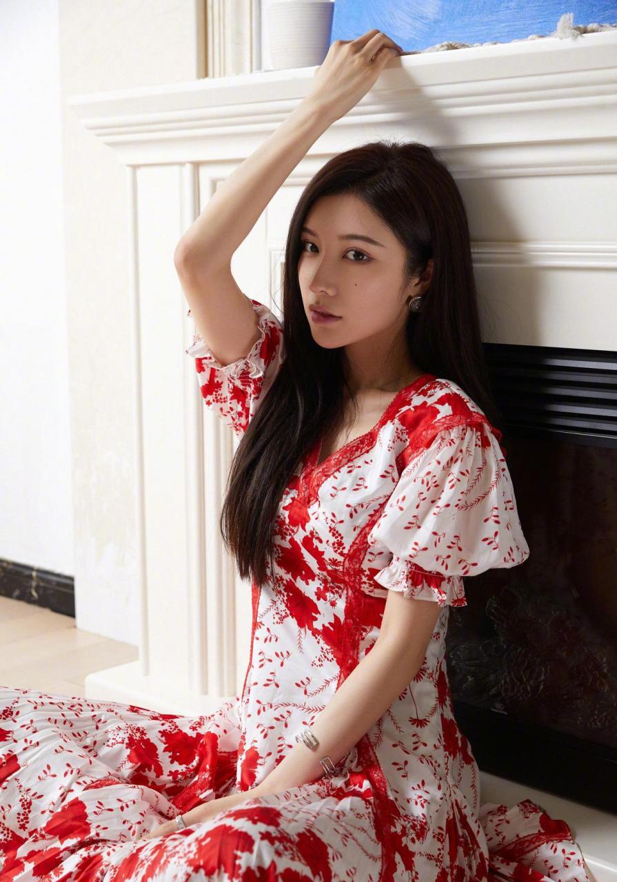 戴燕妮最新写真好有氛围感[比心] 身穿红白相间的碎花连衣裙,舒适风穿