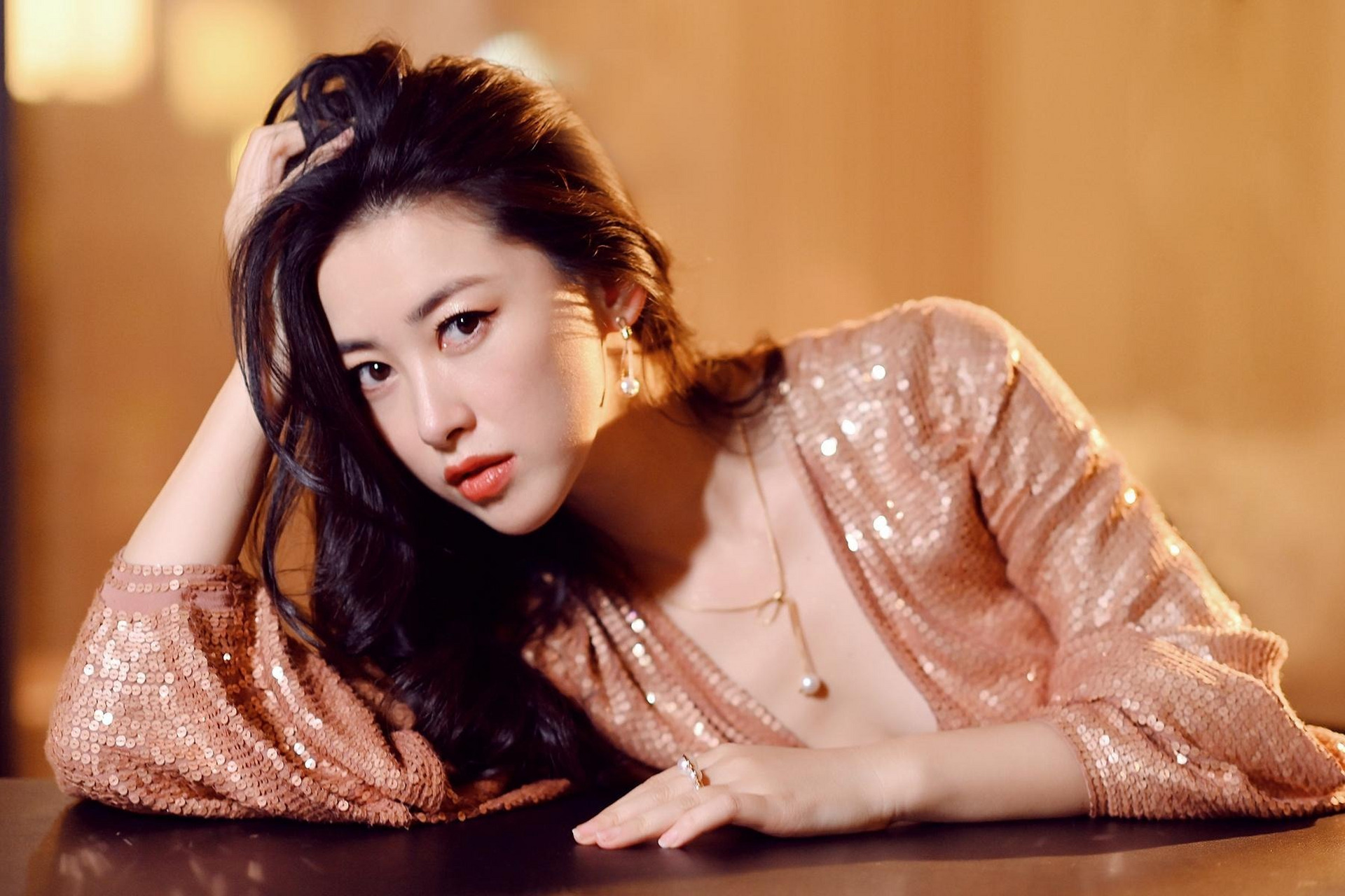 身材非常好,一出场就惊艳了我,个性也很潇洒,强烈为朱珠姐姐打call