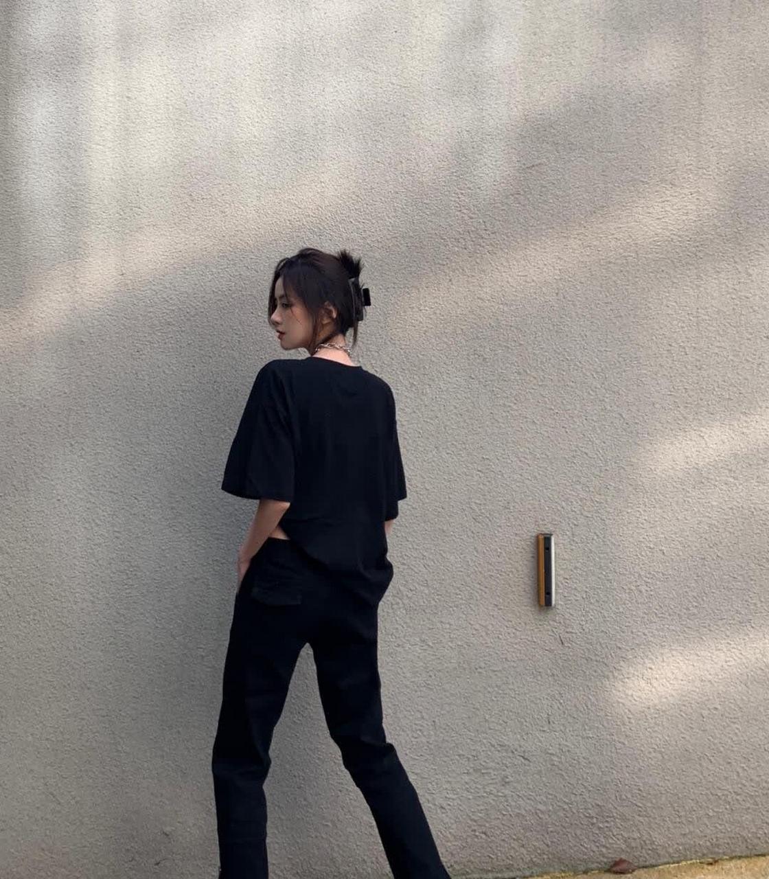 黑衣黑裤配白鞋,性感霸气又优雅,谁敢说不美