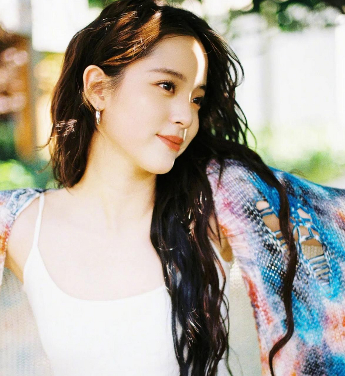 穿吊带的欧阳娜娜,人比景美,好身材展露无遗!