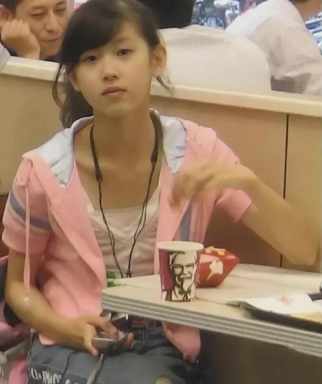 2008年,15岁的奶茶妹妹章泽天的照片,此时她正在吃肯德基,画面中她穿