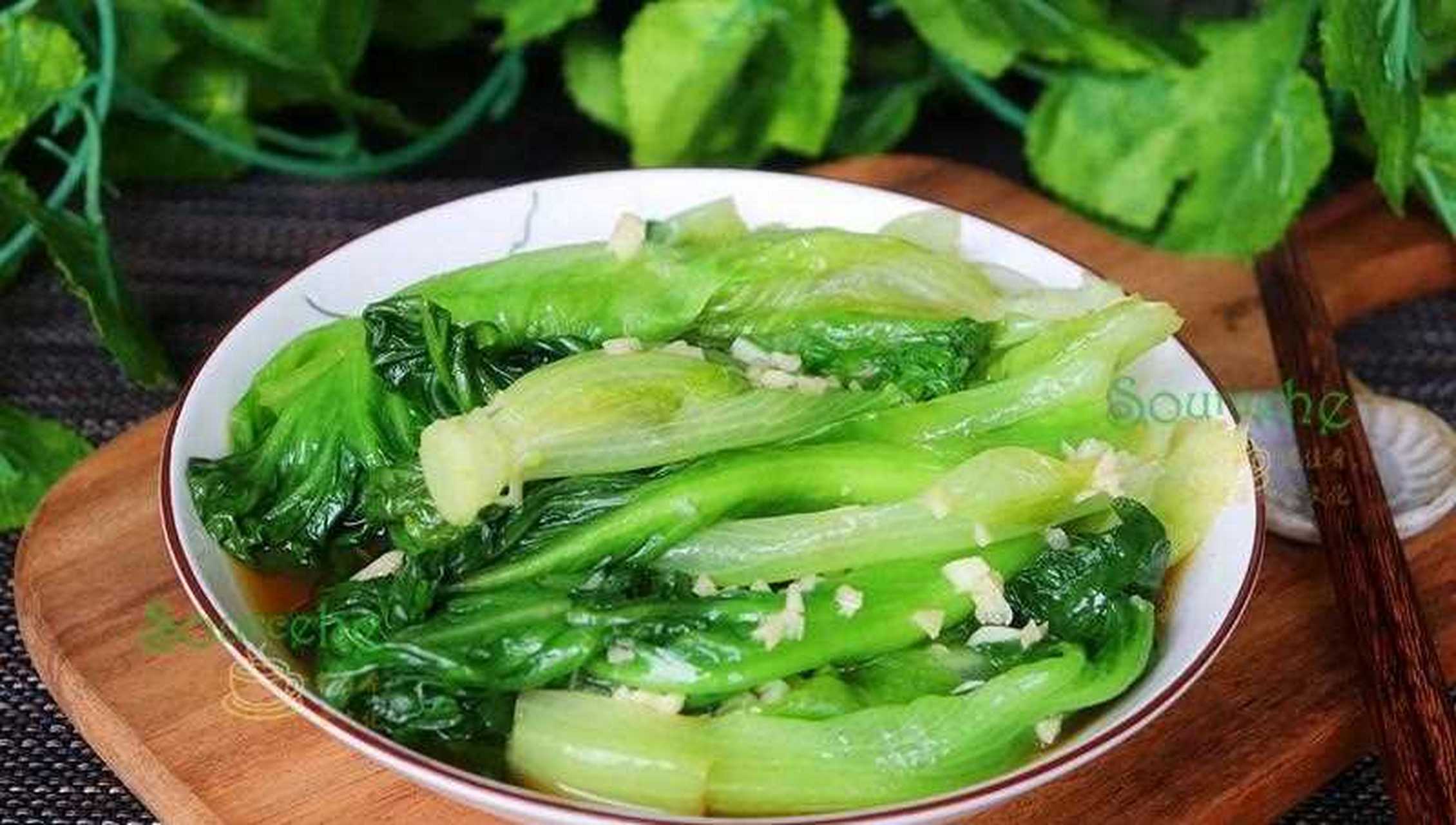 【蒜蓉炒生菜】為什麼飯店炒的生菜翠綠爽口,自己在家做錯的發黃?