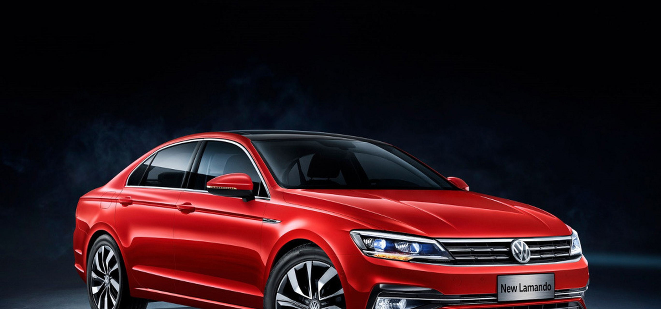 内饰方面和大多数大众内饰相同,中控台带有碳纤维装饰条和钢琴烤漆