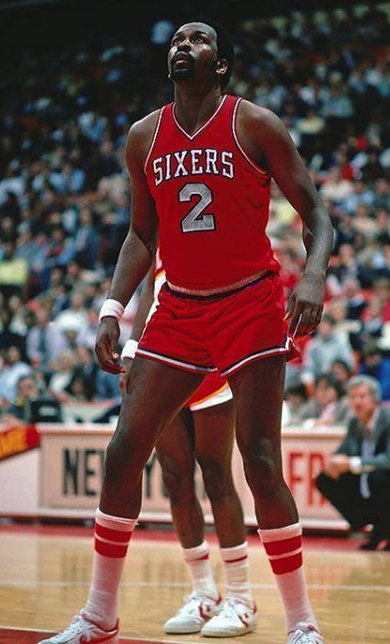 摩西·马龙1974年以高中生的身份被aba的犹他明星队选中,两个赛季后