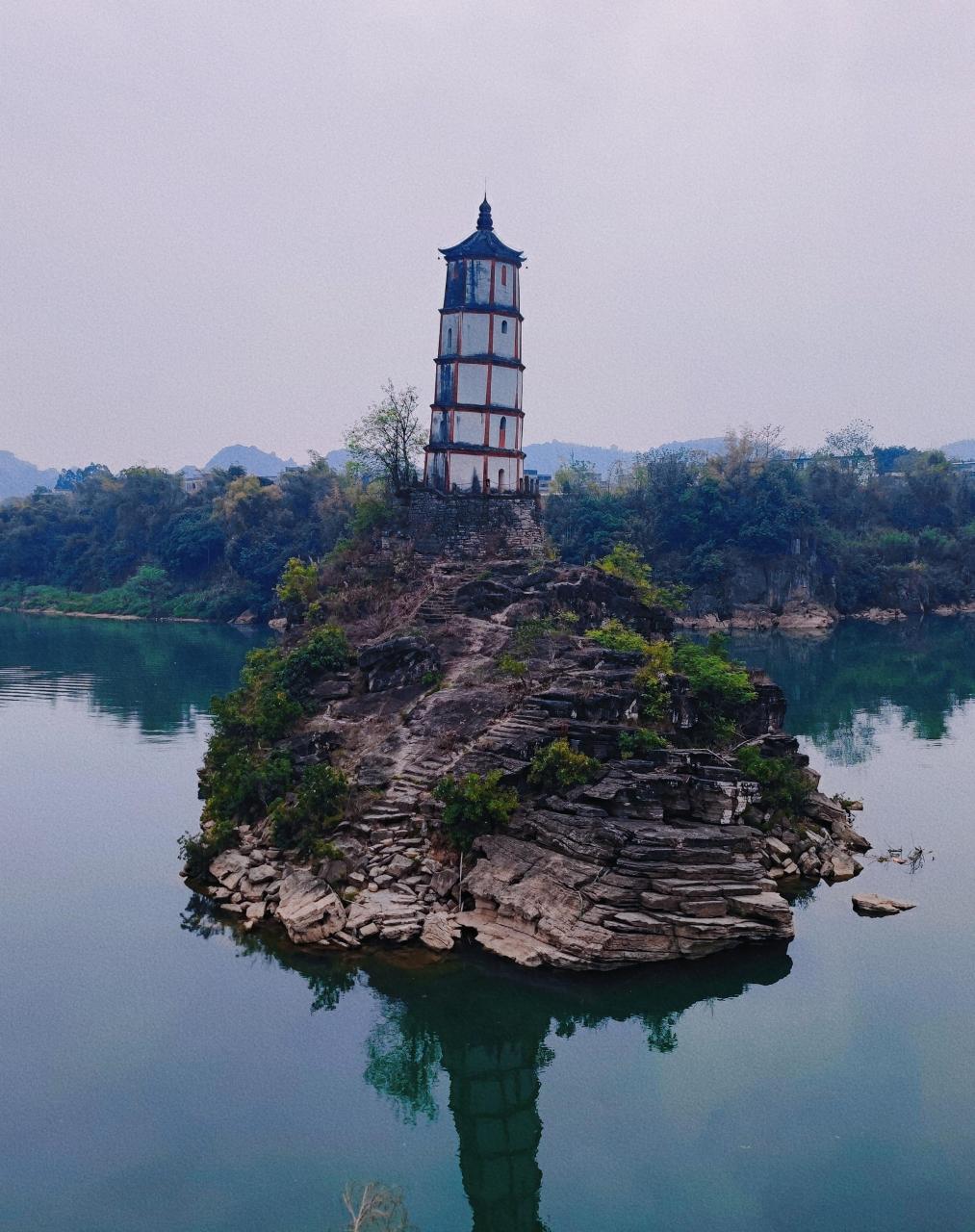 台湾女孩鲈鱼来到广西崇左,看看世界八大斜塔之一——左江斜塔,它有着