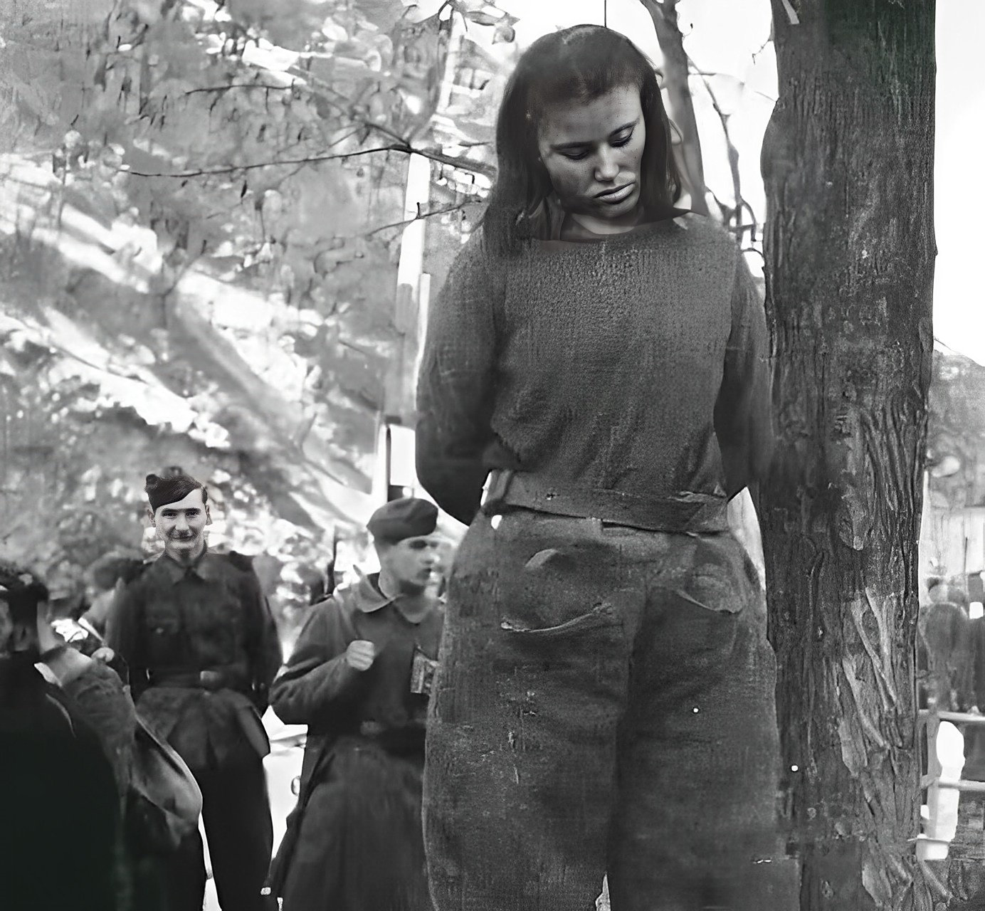 这是二战时期,一个南斯拉夫山女游击队被德国法西斯处决的场景,惨烈.