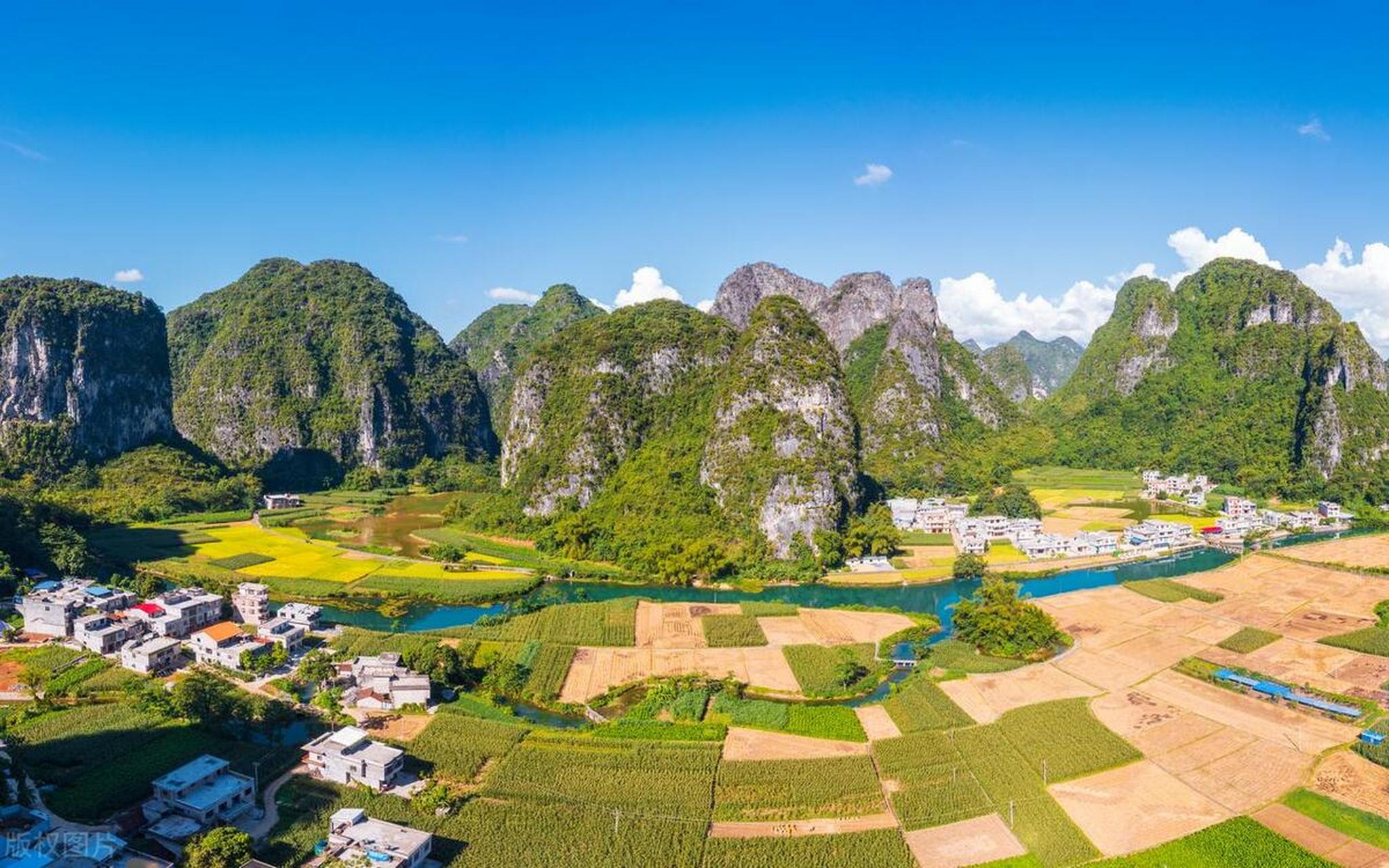 世界天窗之都—广西都安  北纬23°,广西河池都安地下河天窗,延绵了