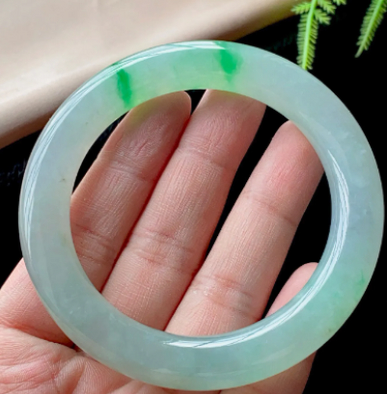 点击头像看直播##翡翠#冰飘绿翡翠手镯,整圈种水非常好,种水一致蓖父