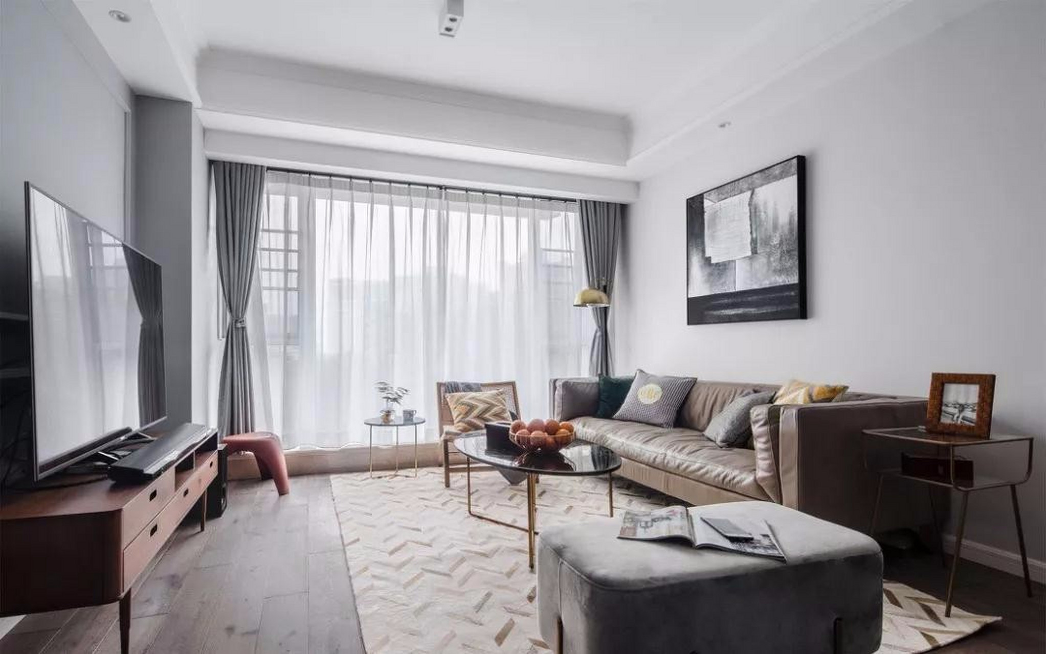 今天来分享一组温润优雅的128平北欧风格装修效果图来让自己冷静冷静.