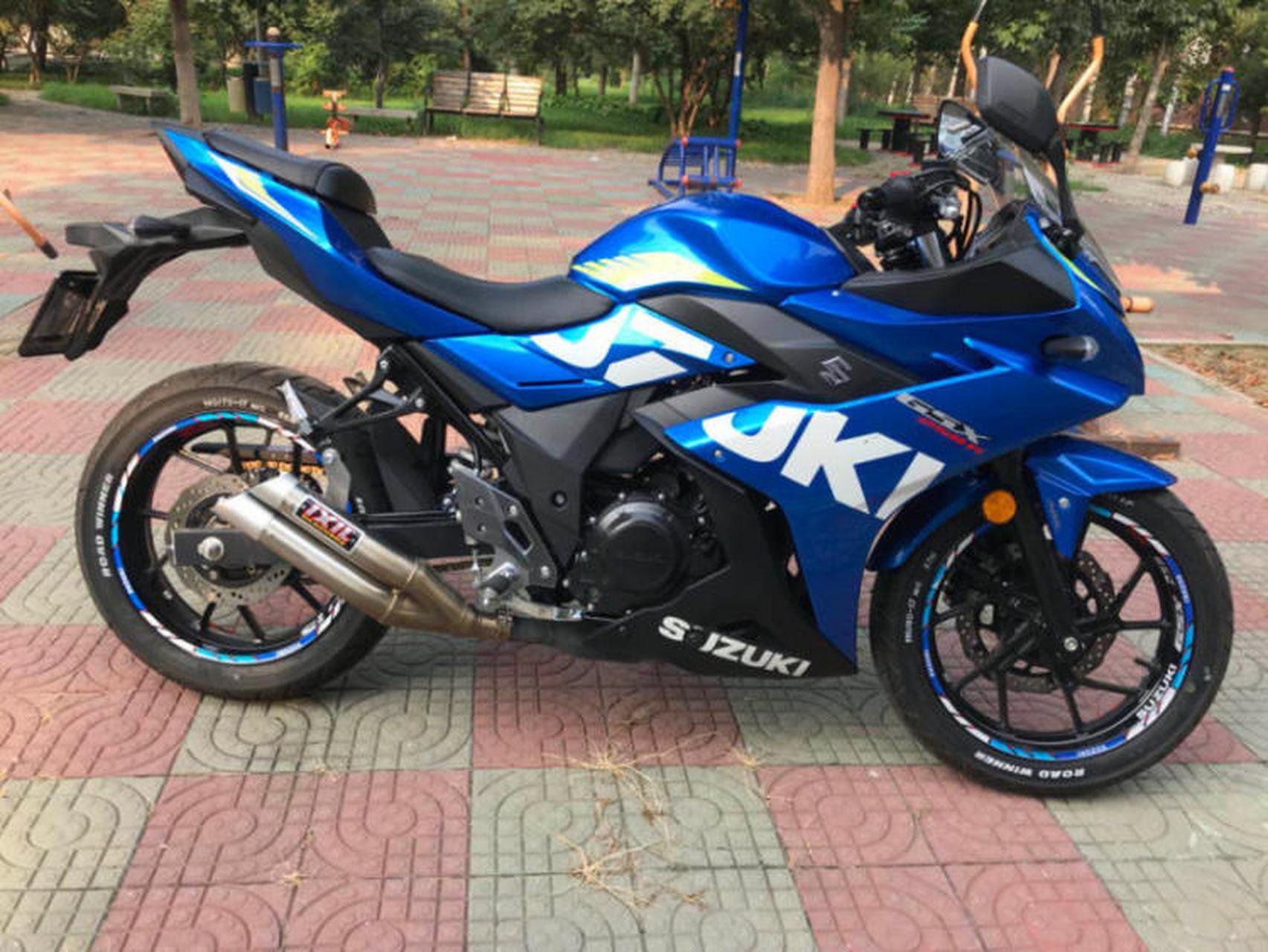 豪爵铃木gsx250r是一款性能稳定,操控灵敏的跑车,它拥有优良的动力和