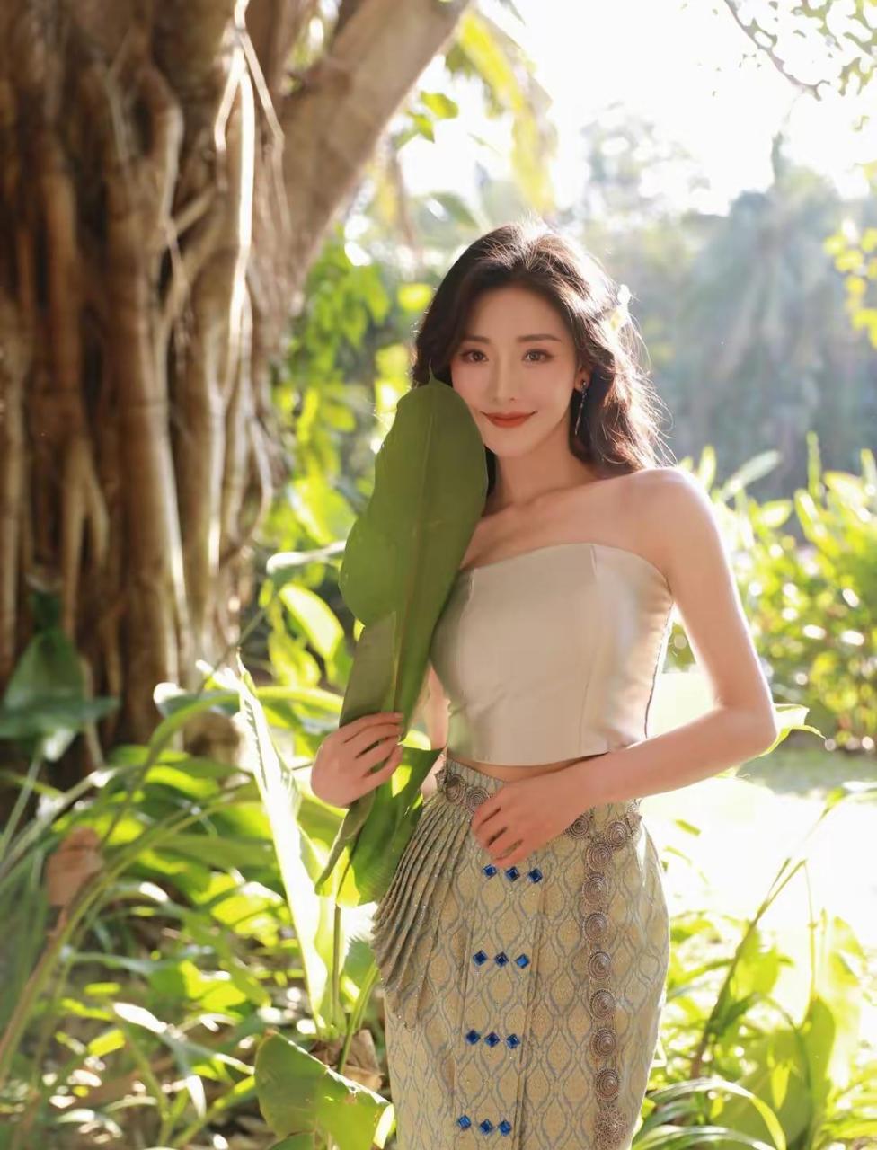 从孟璐的写真看到,她穿着少数民族的服饰,应该是西双版纳傣族的服饰