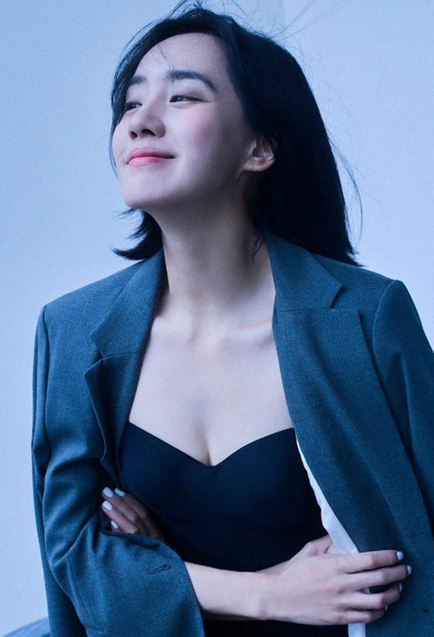 演员王智短发,黑色性感的吊带,显得很魅惑