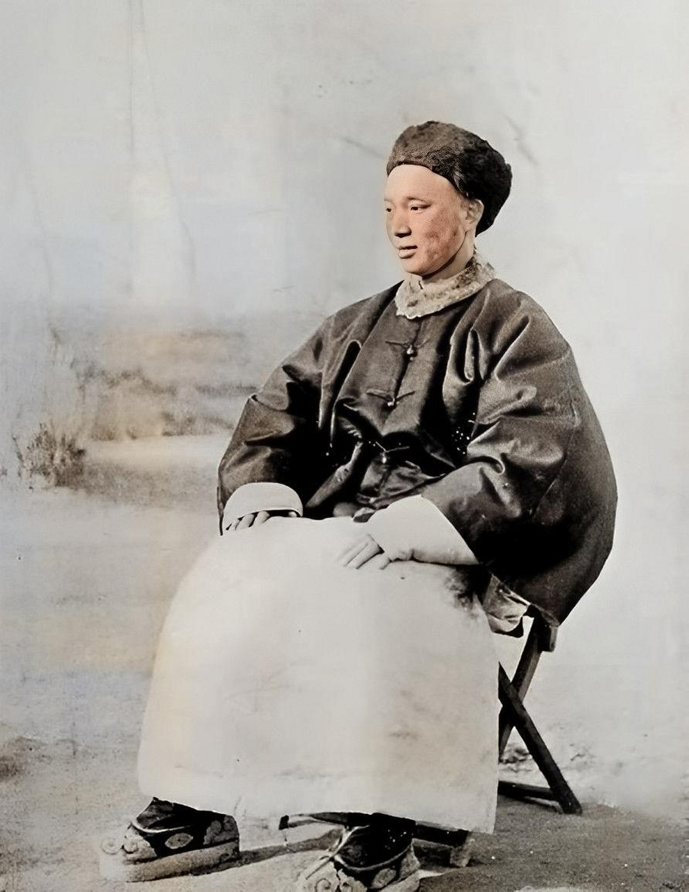 他的名字叫马继业,他是混血,虽然是中国血统,却是土生土长的英国人,他