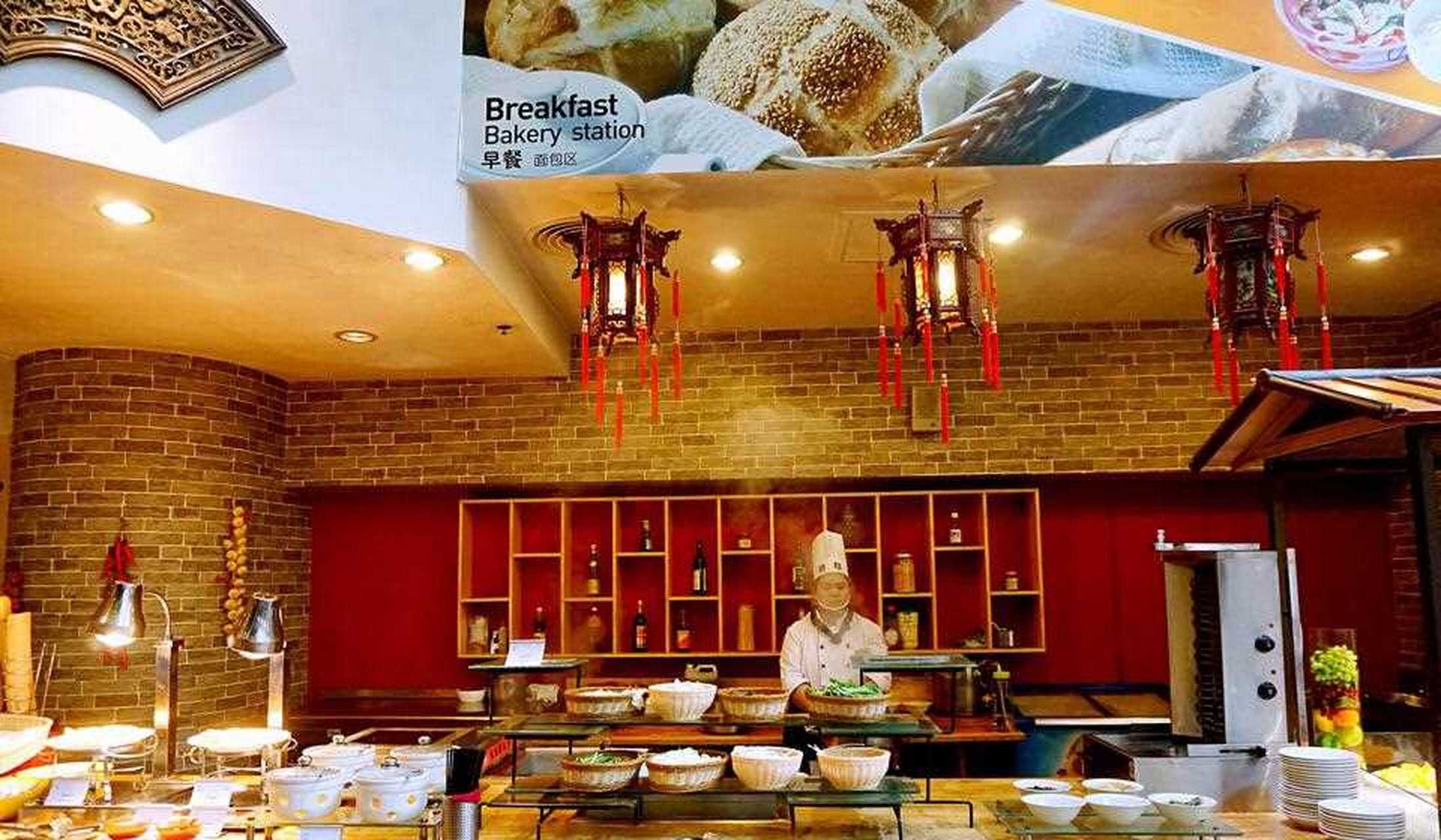 【北京新侨诺富特饭店】步入晓西餐厅首先映入眼帘的是流光溢彩的亚