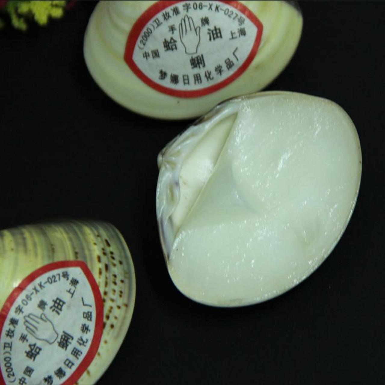 秋冬必备护肤品——蛤蜊油 蛤蜊油也是很多人小时候最常见到的护肤品