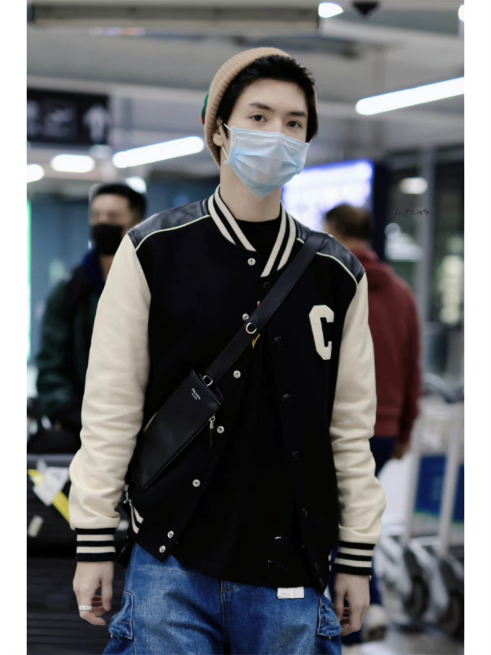 随性不羁的时髦运动风穿搭分享  陈哲远更新了2月4日机场私服,棒球