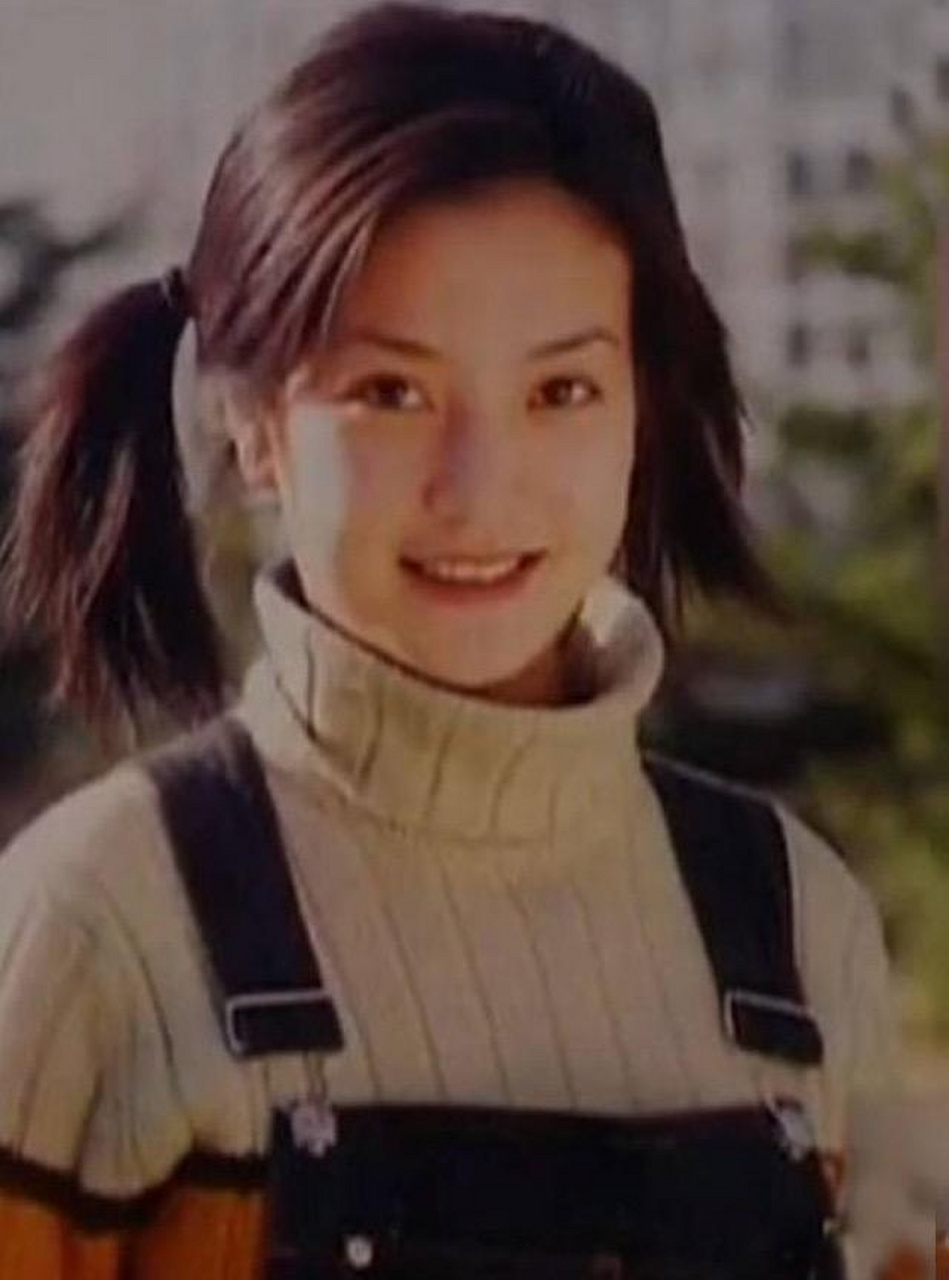 多年之后,叶茂青娶了赵薇闺蜜成艳娴,两家人还经常坐在一起,谈笑风生.