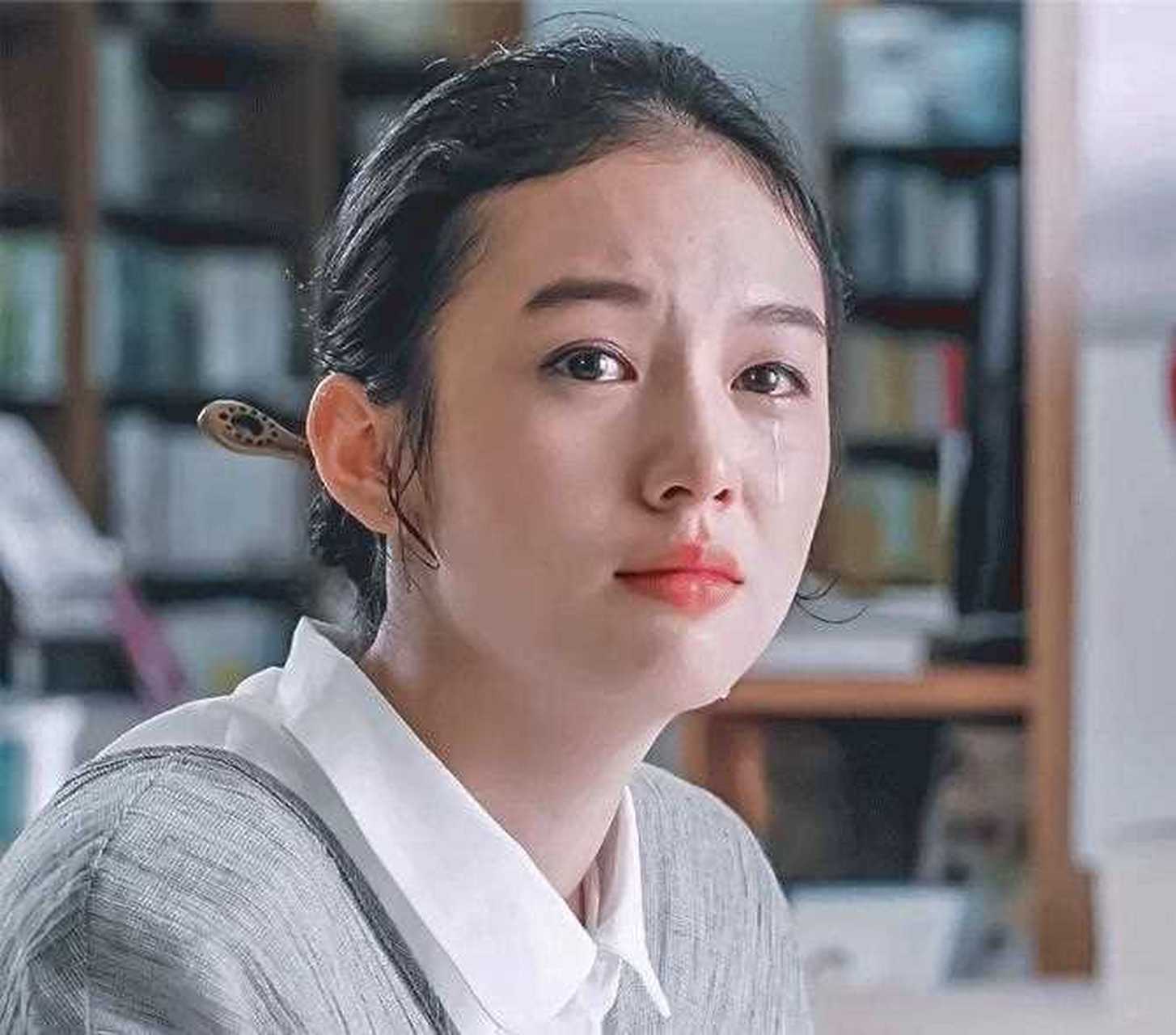 95后小花哭戏瞬间,个个破碎感十足,不管是从颜值,还是从演技来比较,都