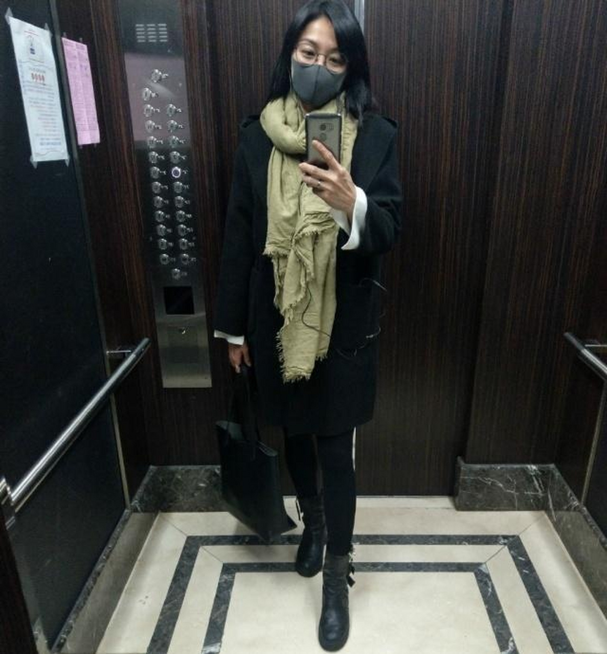 江祖平穿着白色短袖,下身穿蓝色短裙,外面穿白色纱裙,你可以看到她的