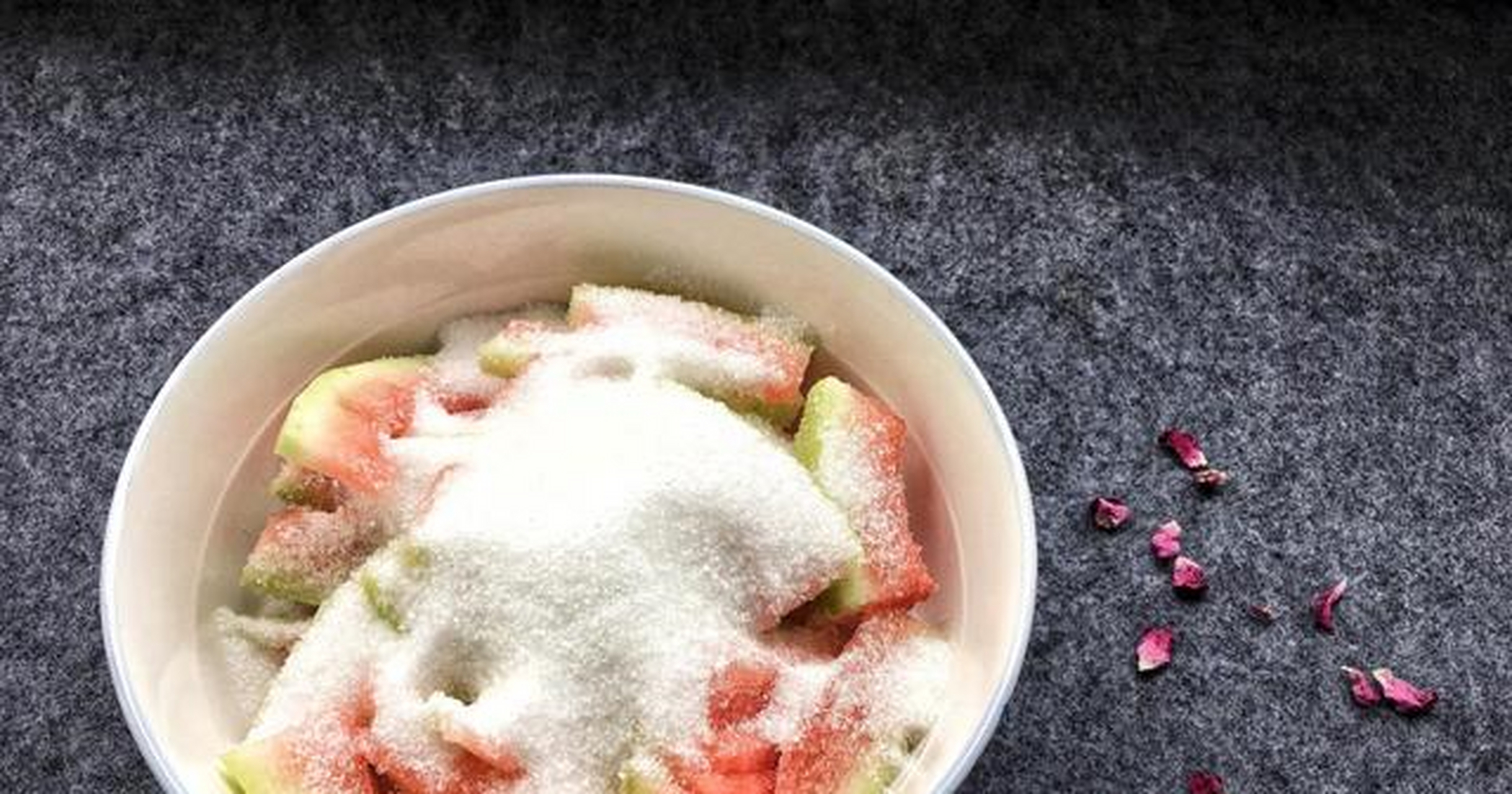 【菜名】:西瓜皮蜜饯[火车] 【所需食材】:西瓜皮500g,白糖400g