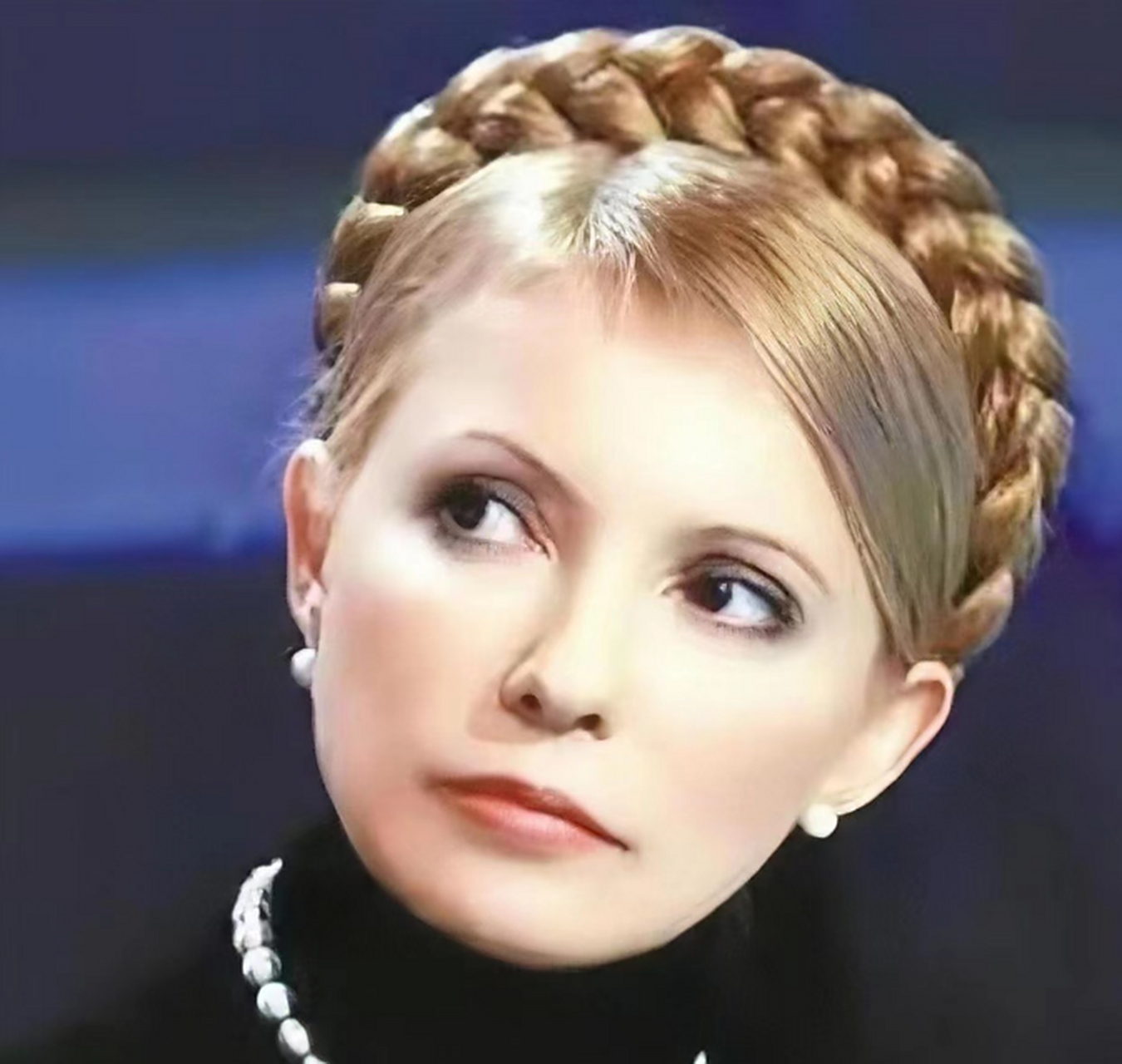 她的名字叫尤利娅·季莫申科,是集美貌,财富和权力于一身的女子.