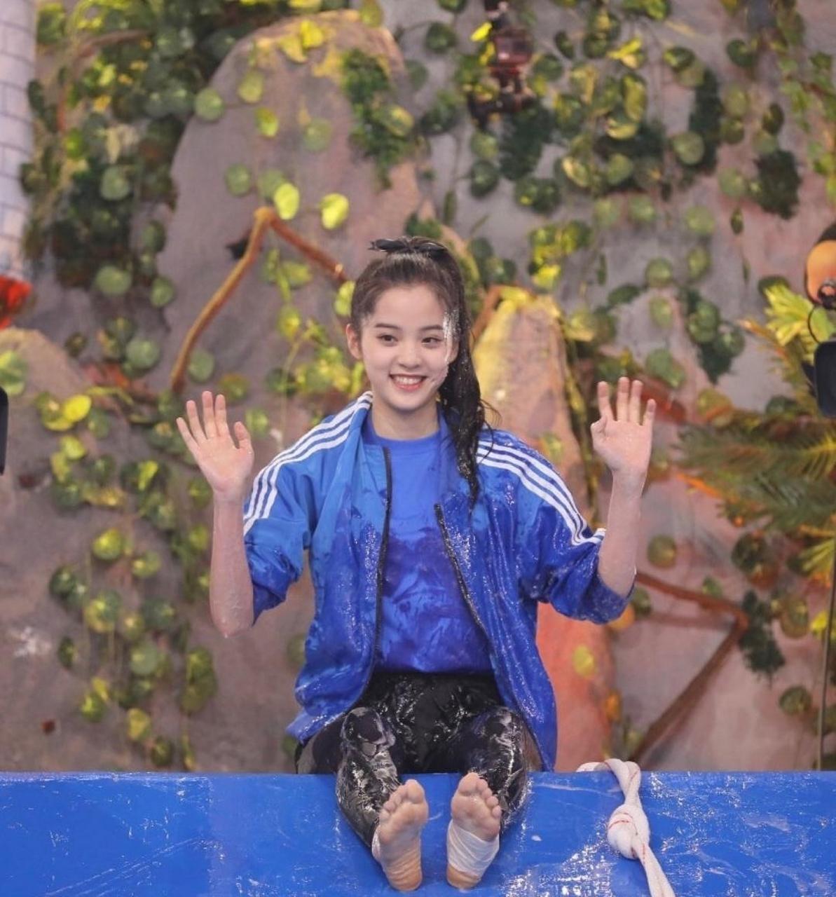 欧阳娜娜玉足合集,这脚也太嫩了 #中国版chatgpt来了# #娱乐