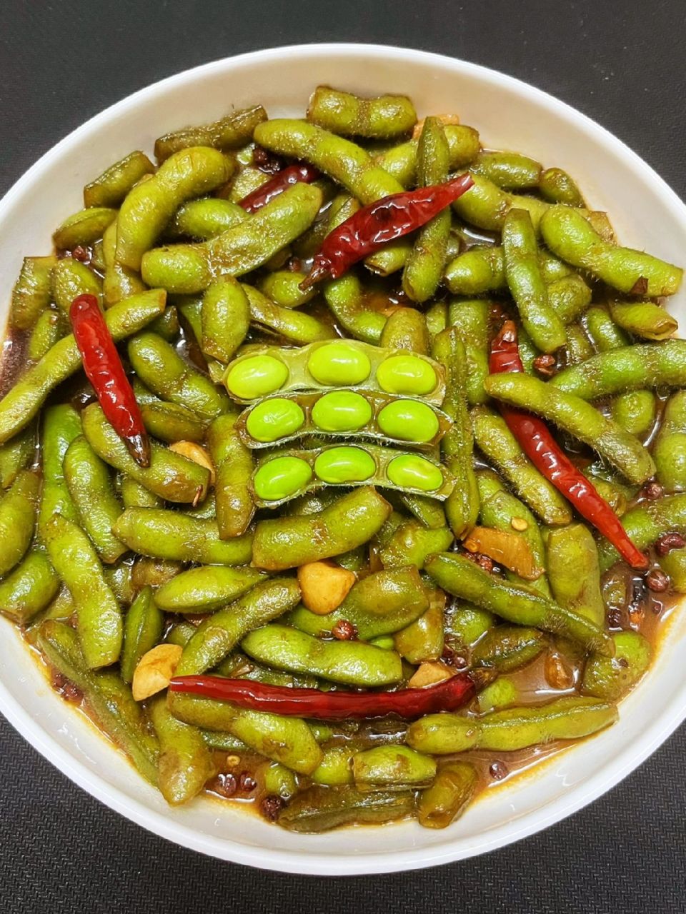 做法也很简单,几步就搞定 做法:1,毛豆洗净,剪去两头方便入味 2,热油