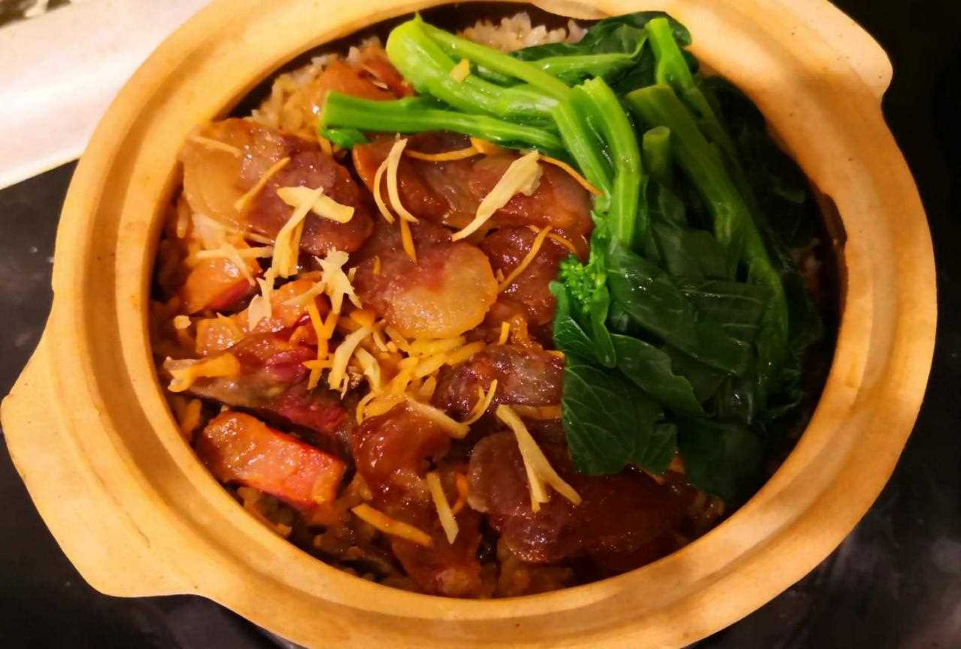 煲仔饭,腊鸭先焯水,鸭骨头部分和大米一起浸泡片刻,腊鸭腊肠腌制片刻