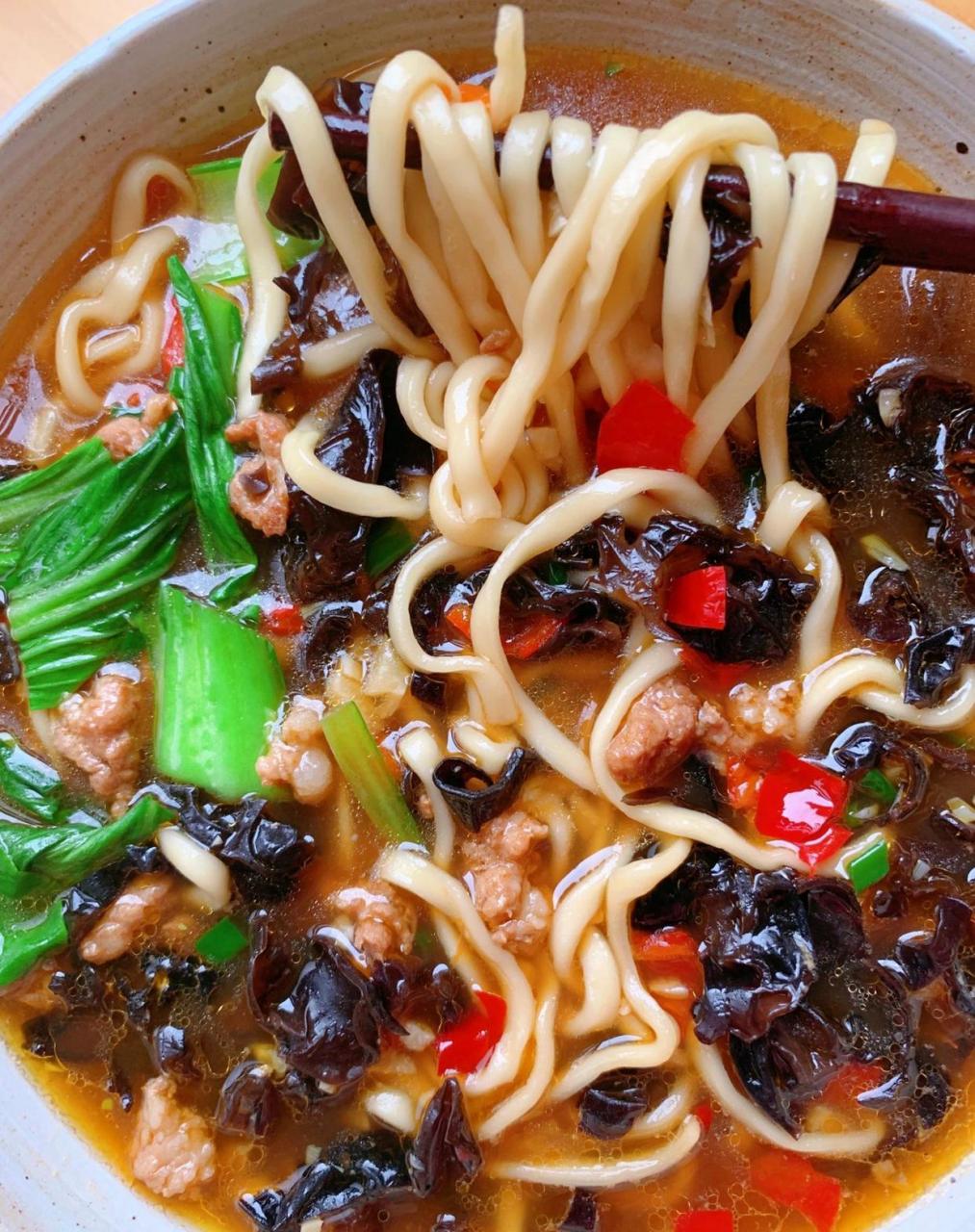 今天分享一碗家常味道的肉末木耳汤面, 营养丰富,汤鲜味美 冬天的早晨