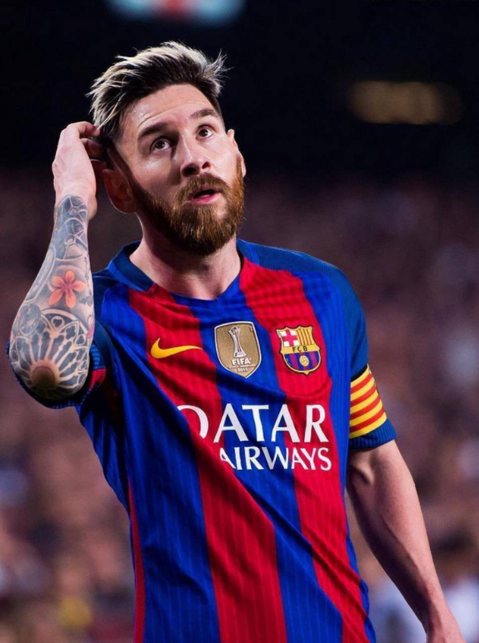 阿根廷国家队官推今日发布半决赛用球宣传照,刮去胡子的梅西出镜.