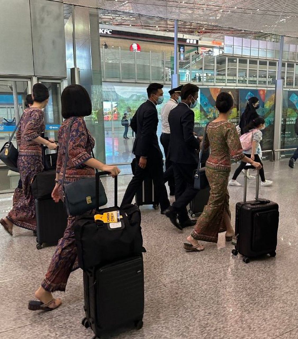 在首都机场遇到一群新航空姐,她们穿着透明丝袜,长筒裙和坡跟夹脚拖鞋