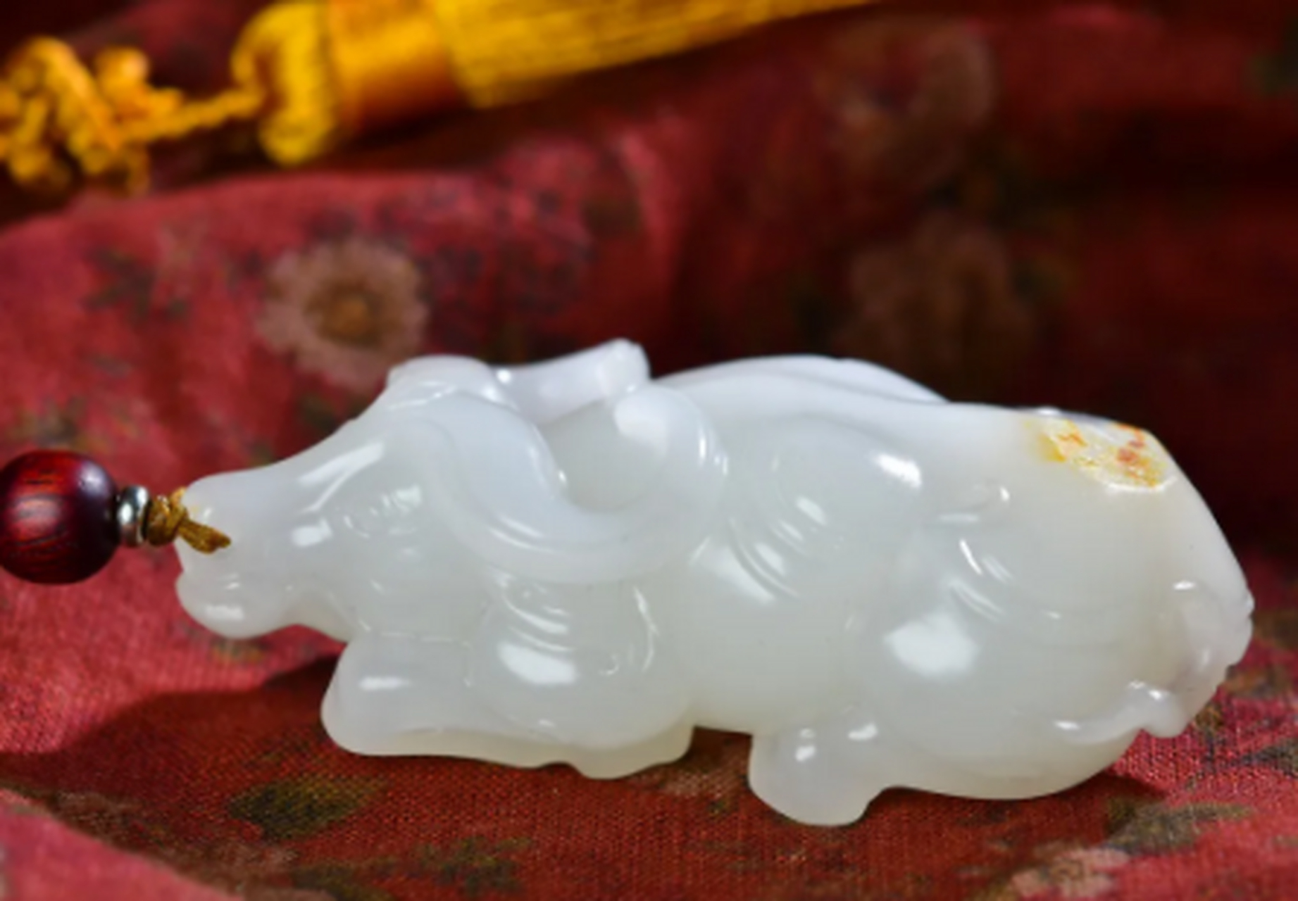 点击头像看直播##和田玉# 白度一级,牛头五官雕工精细,牛眼似杏,牛鼻