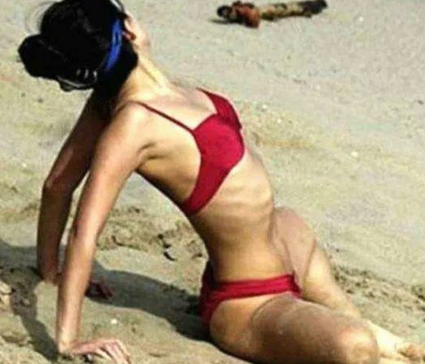 章子怡当年海边的照片,有点性感