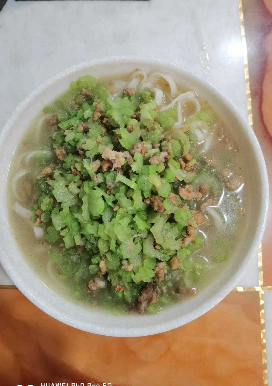 一碗手擀面,[笑哭] 芹菜肉沫卤,面条才元,[笑哭] 还赠送小菜,真的是