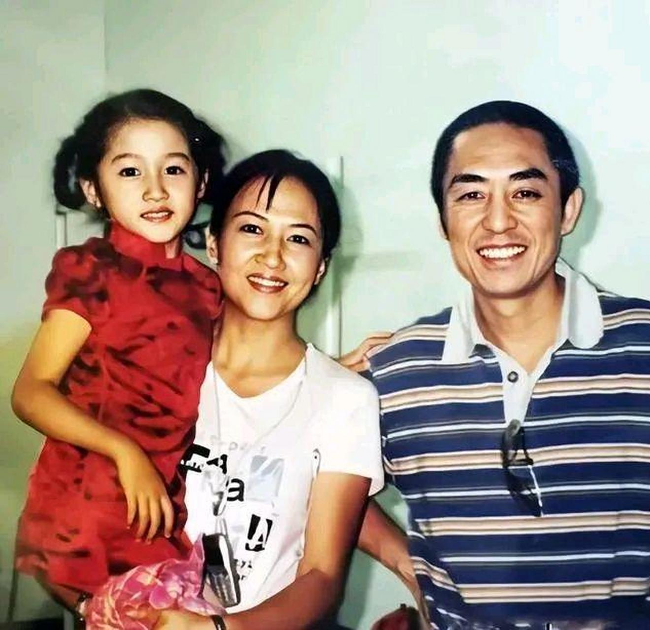 关晓彤小时候和妈妈一起和张艺谋合了张影呢!"小玲兴奋地告诉小明!