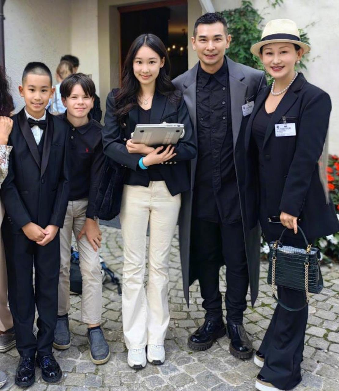 赵文卓晒一家四口合影,两个孩子的颜值遗传到了父母,眼睛也炯炯有神的