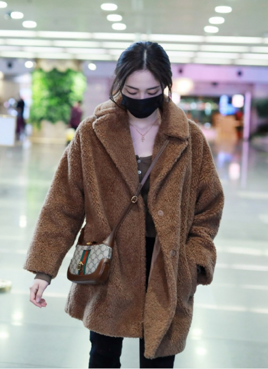 张雨绮穿得朴素也显气质,穿毛毛外套搭配牛仔裤高级洋气,超漂亮