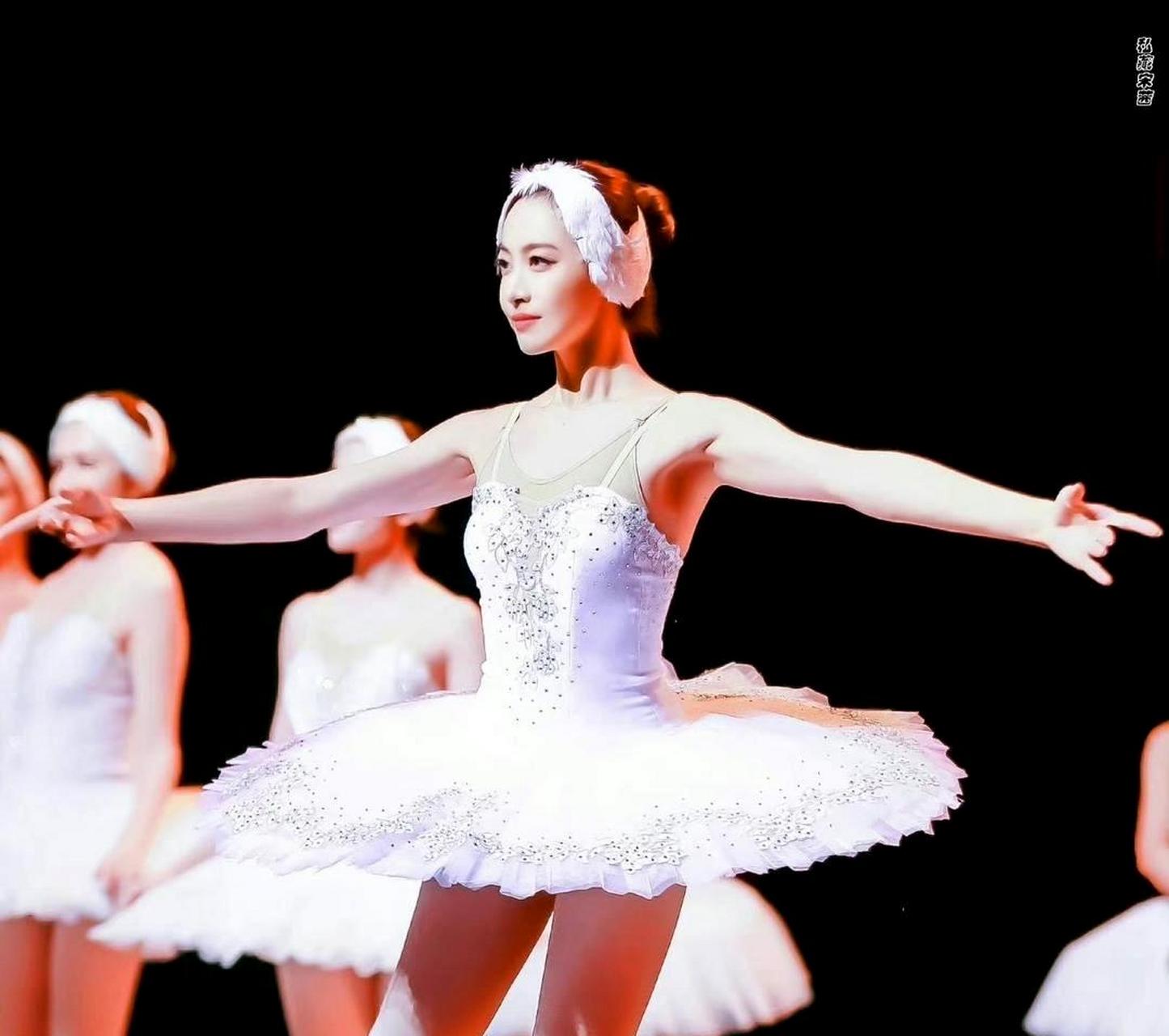 宋茜舞蹈功底太强了,跳芭蕾舞时姿态优美.