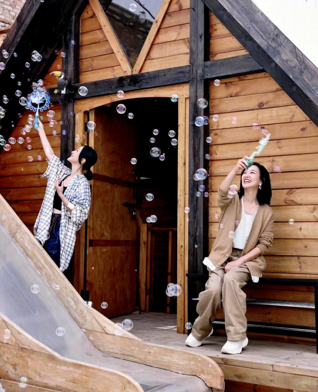 阿雅和周迅因为参加同一个节目而结缘,从此成为了亲密的朋友.