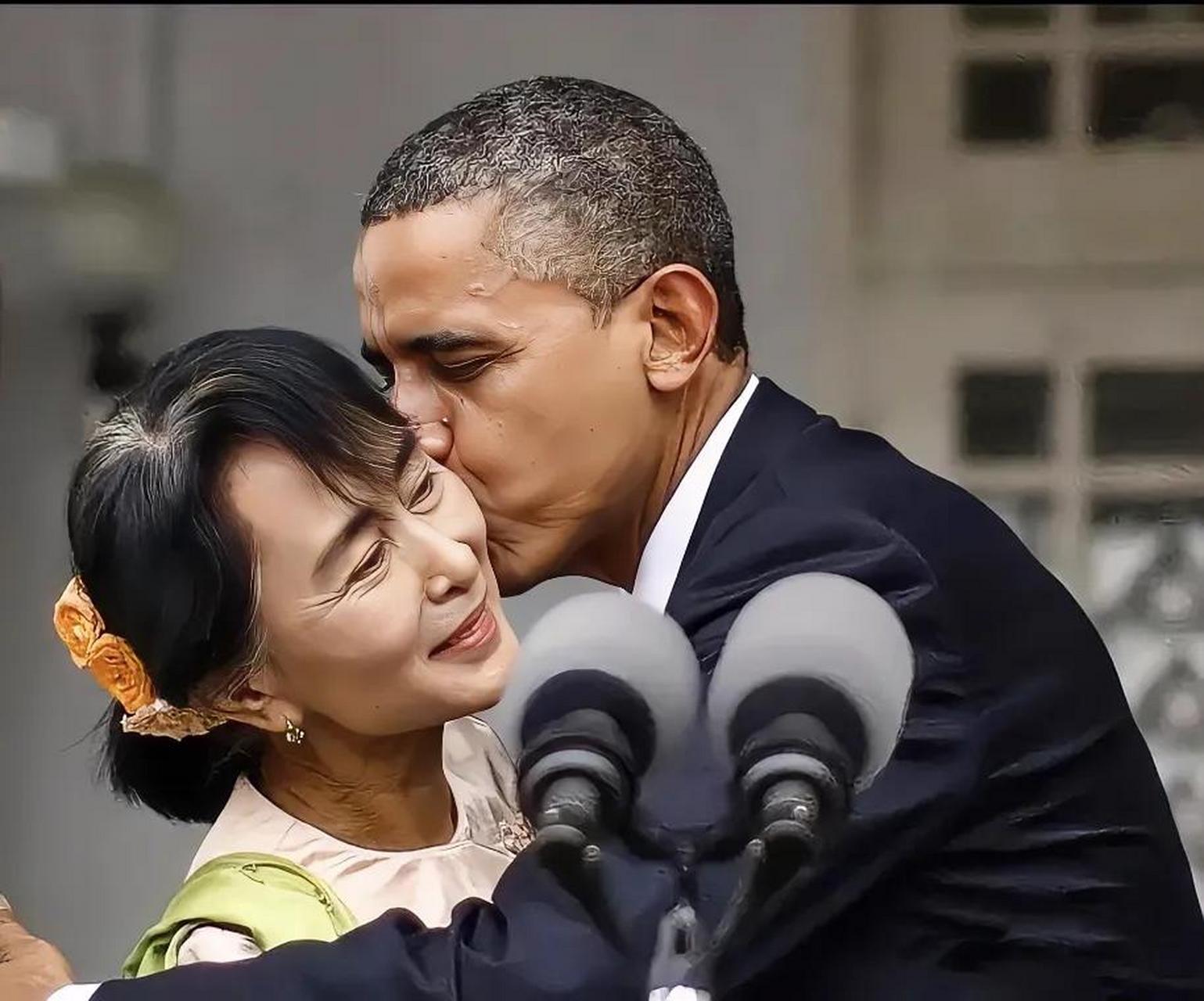 2012年,缅甸仰光,奥巴马礼节性地亲吻了昂山素季,这个